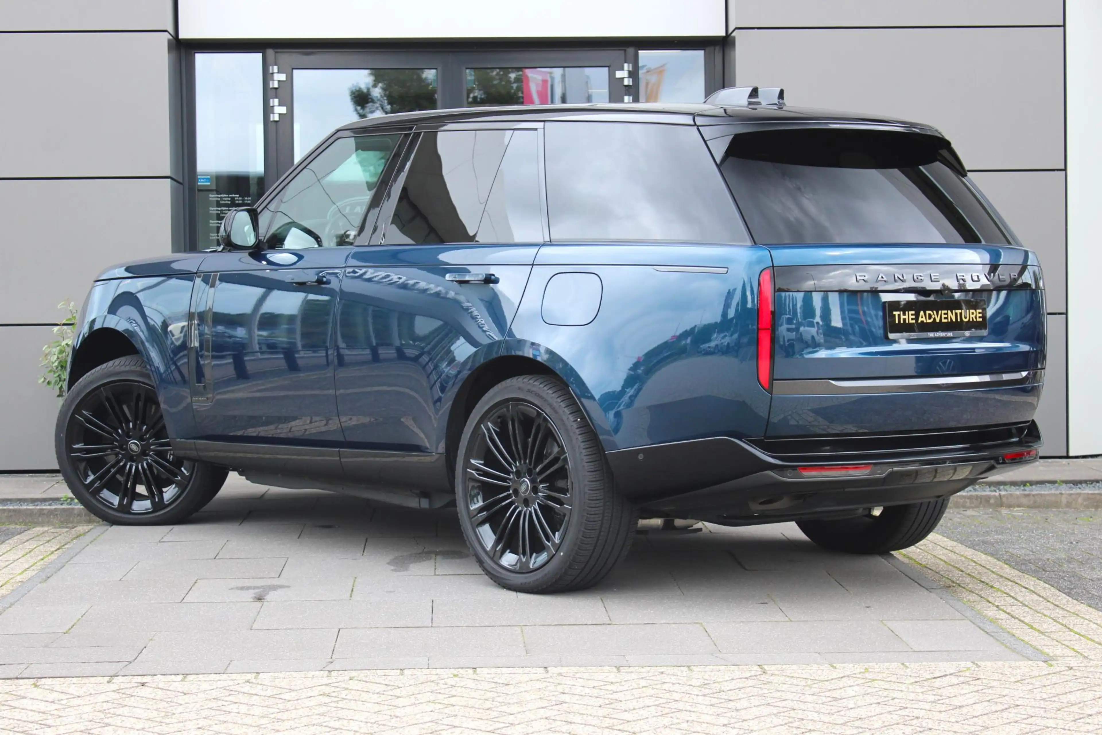 Land Rover Range Rover P550e SWB Autobiography | Petrolix Blue | 23 inch — photo 3