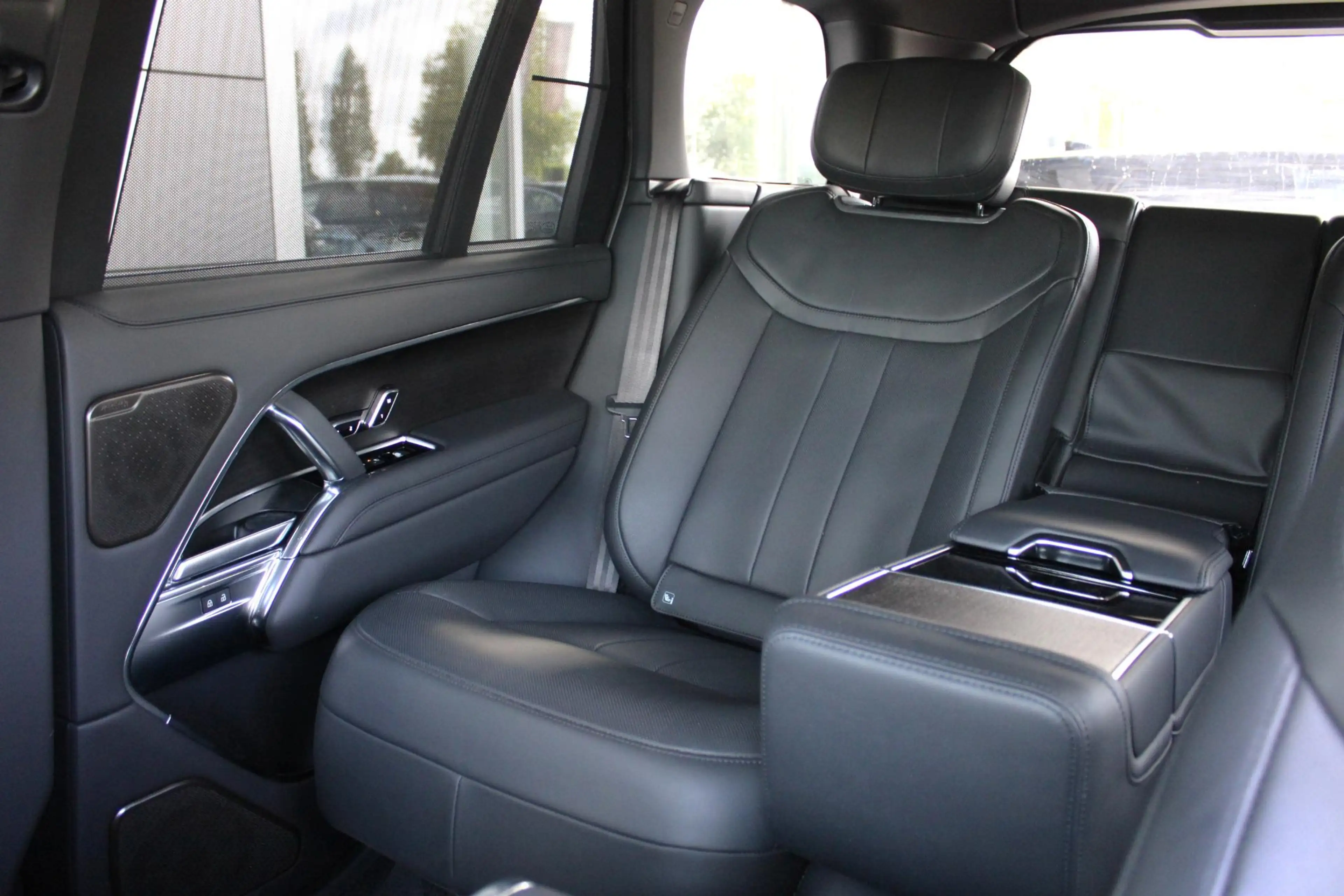 Land Rover Range Rover P550e SWB Autobiography | Petrolix Blue | 23 inch — photo 15