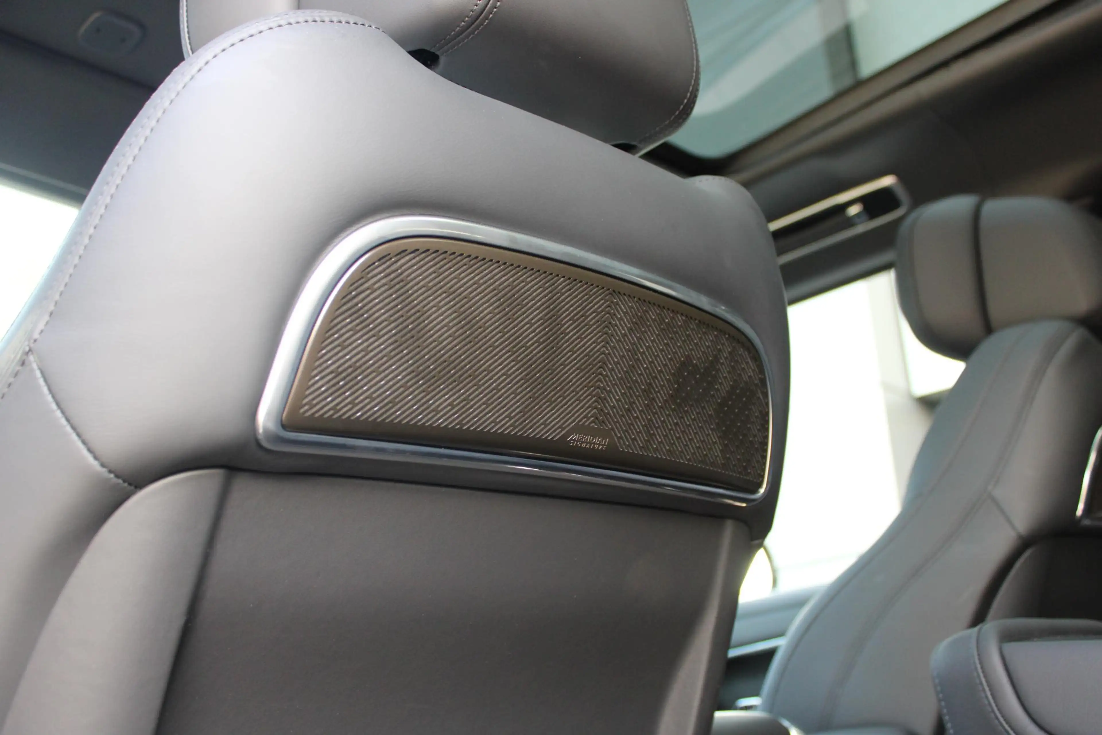 Land Rover Range Rover P550e SWB Autobiography | Petrolix Blue | 23 inch — photo 13