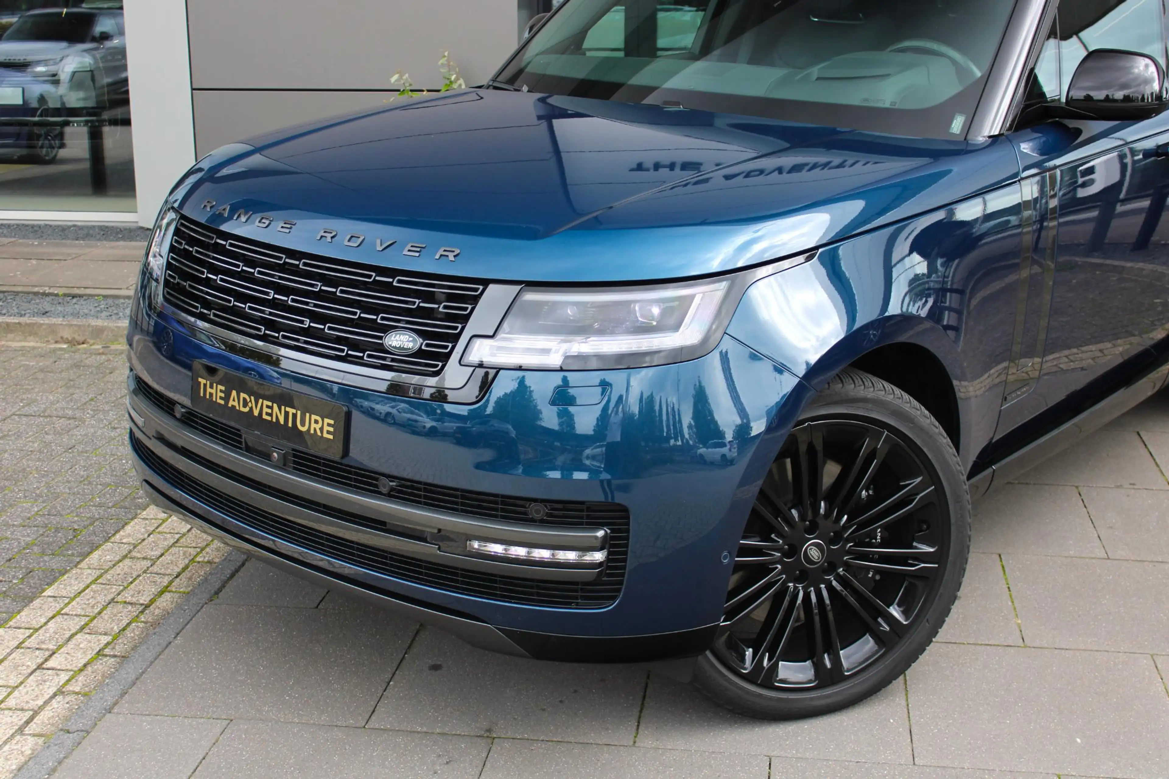 Land Rover Range Rover P550e SWB Autobiography | Petrolix Blue | 23 inch — photo 8