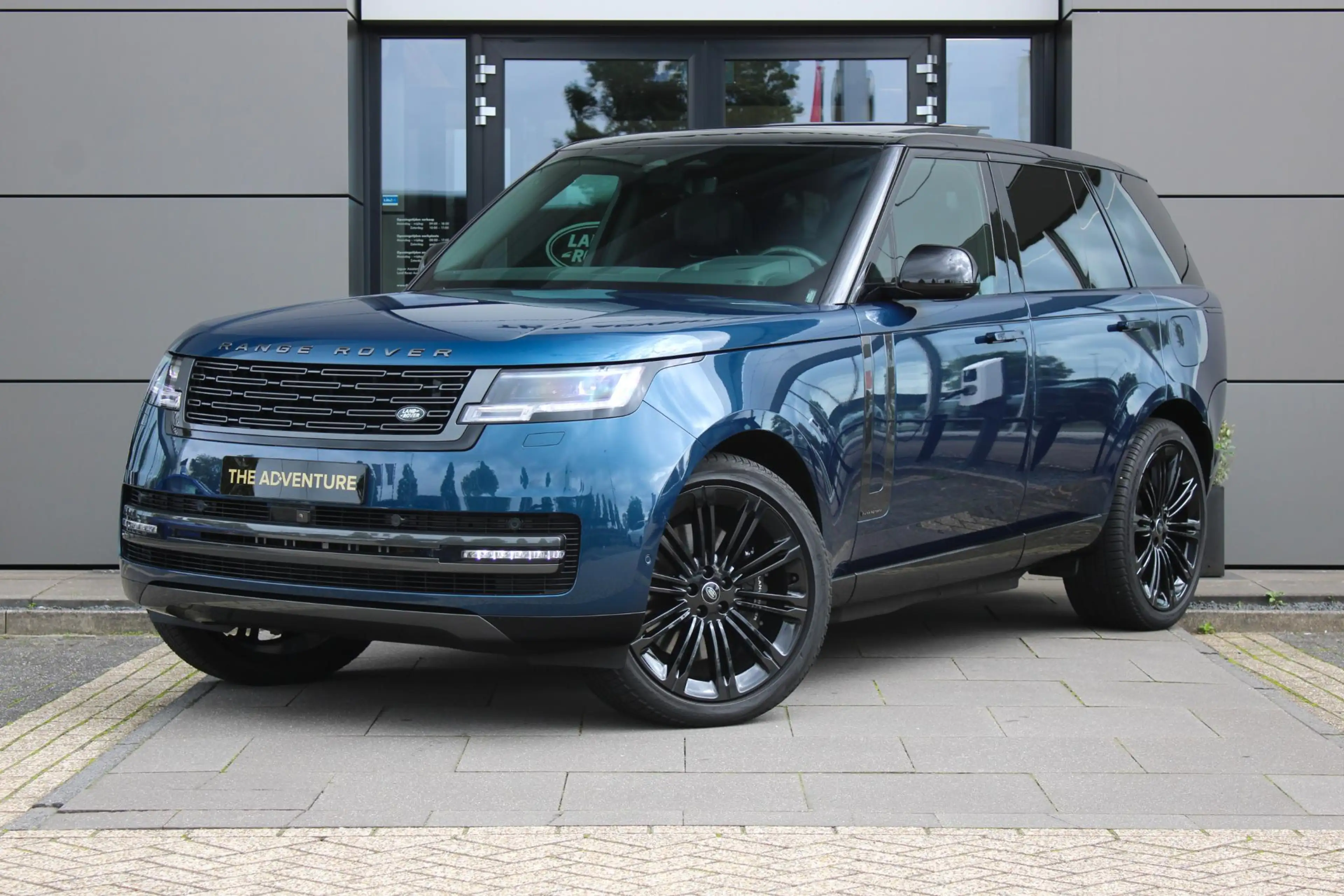 Land Rover Range Rover P550e SWB Autobiography | Petrolix Blue | 23 inch — photo 2