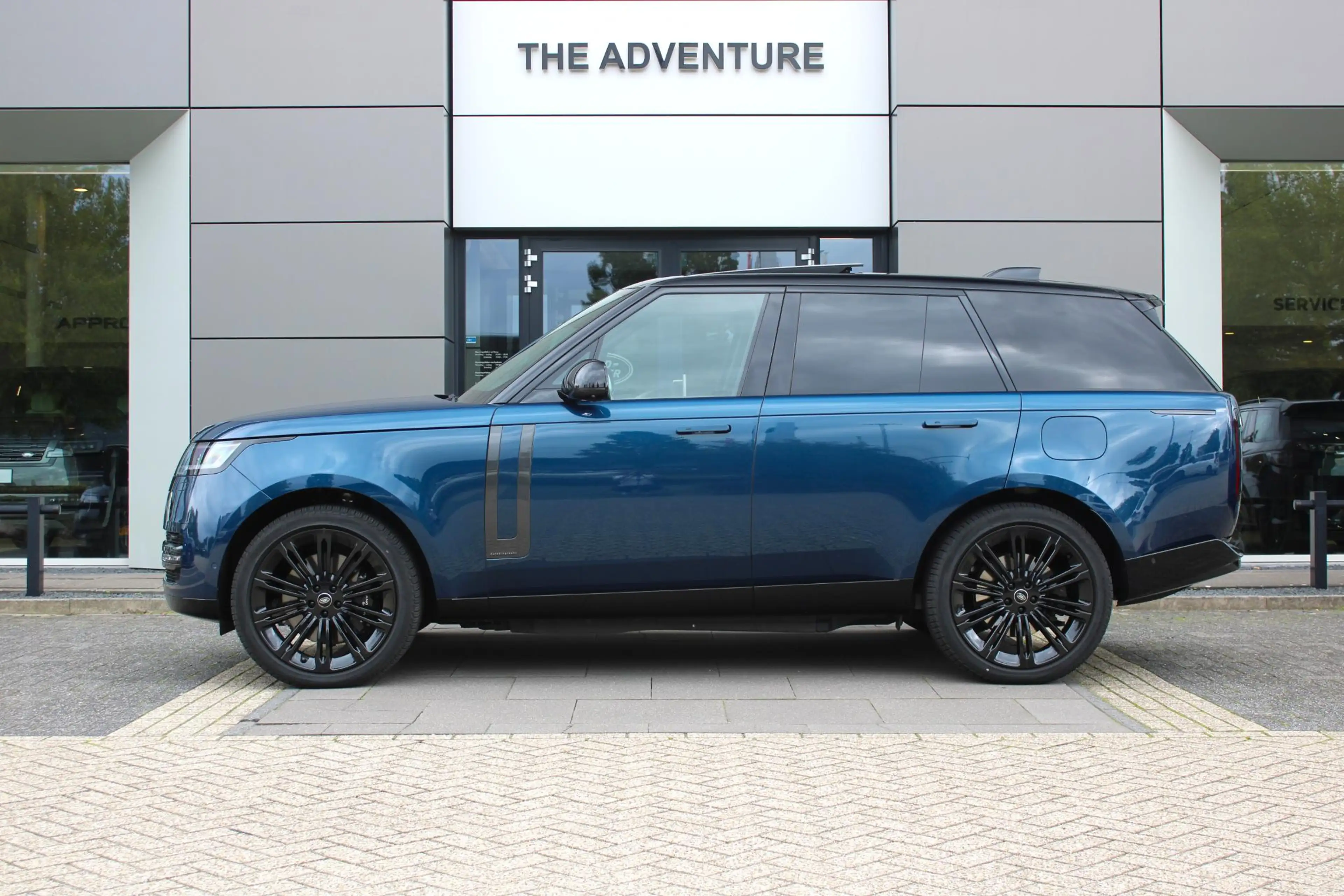 Land Rover Range Rover P550e SWB Autobiography | Petrolix Blue | 23 inch — photo 9