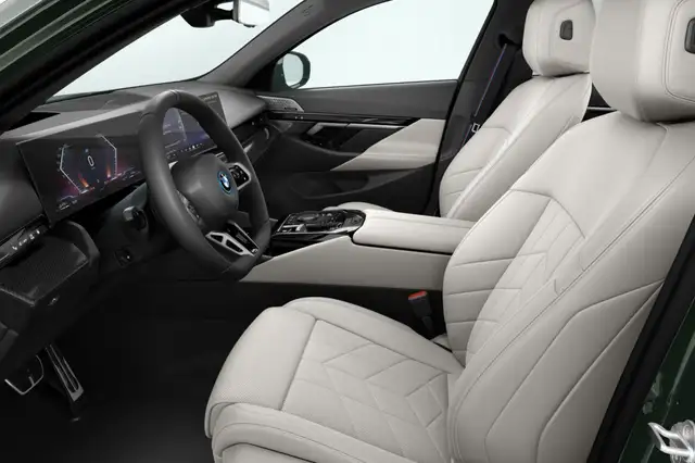 BMW 5 Series view 4