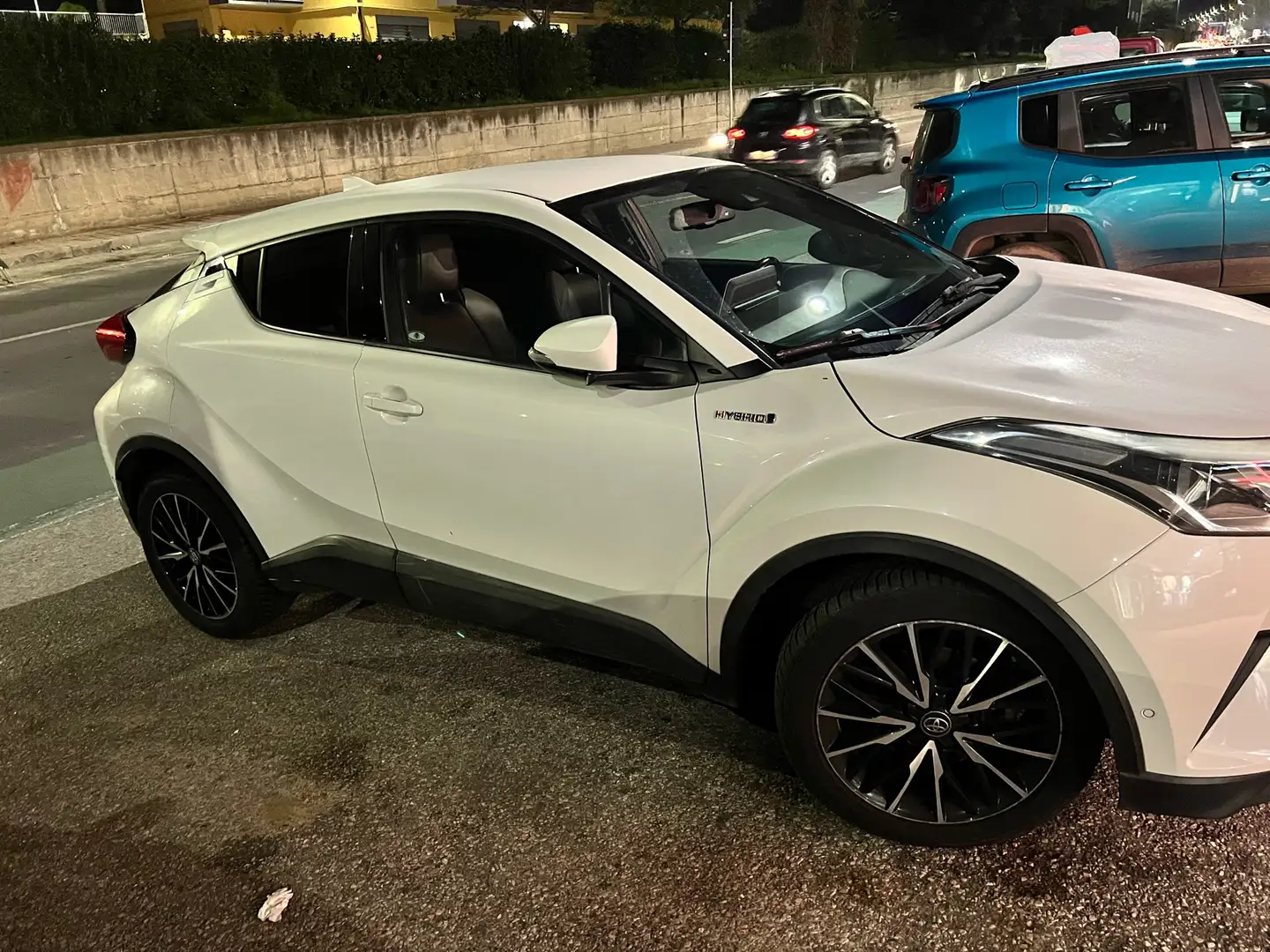 Toyota C-HR 1.8h Lounge 2wd e-cvt Bianco - 2
