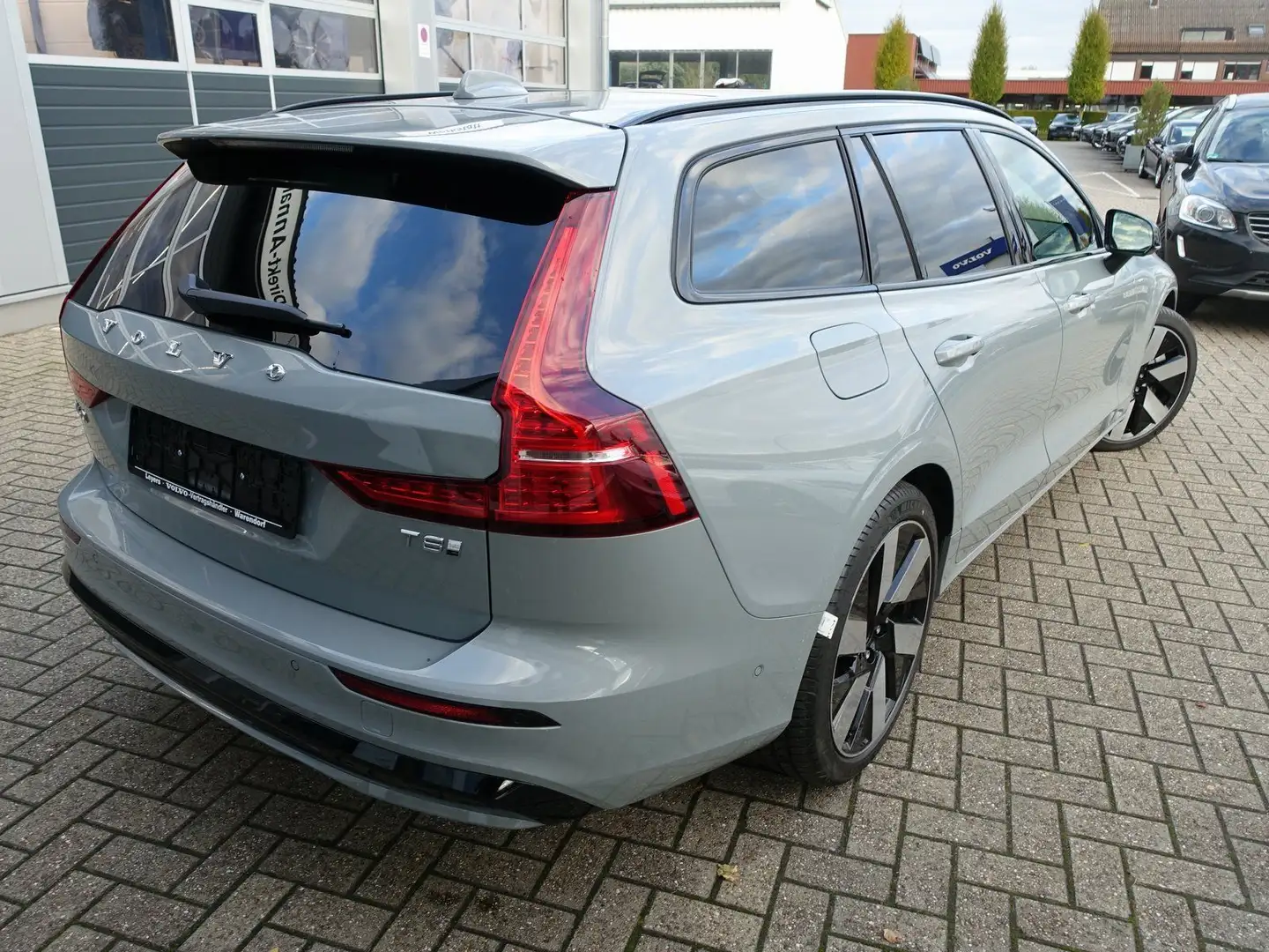Volvo V60 Plus T8 AWD Plug-in Hybrid/H&K/Pano/360° Grau - 2