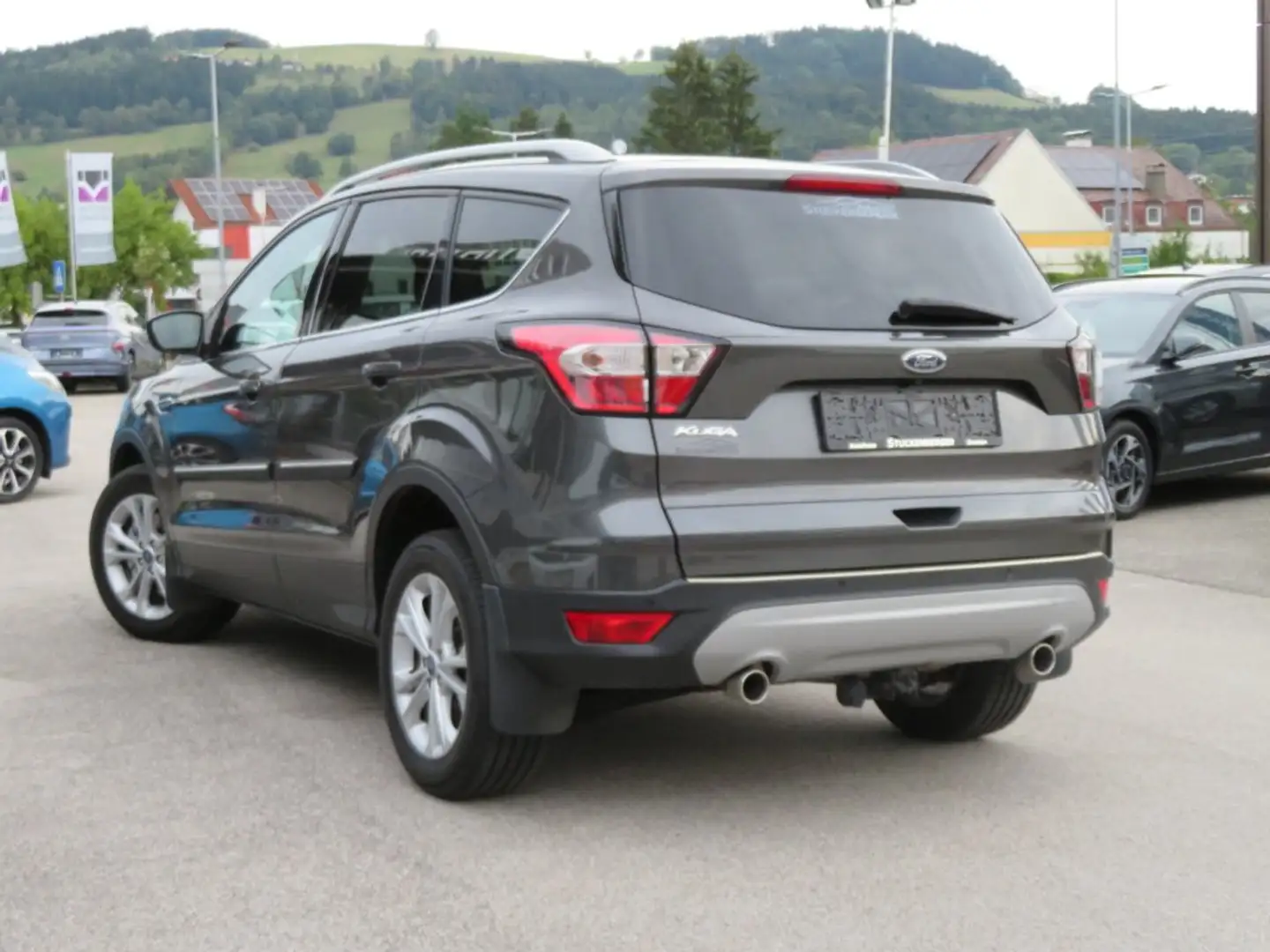 Ford Kuga 1,5 TDCi Titanium Automatik Grau - 2