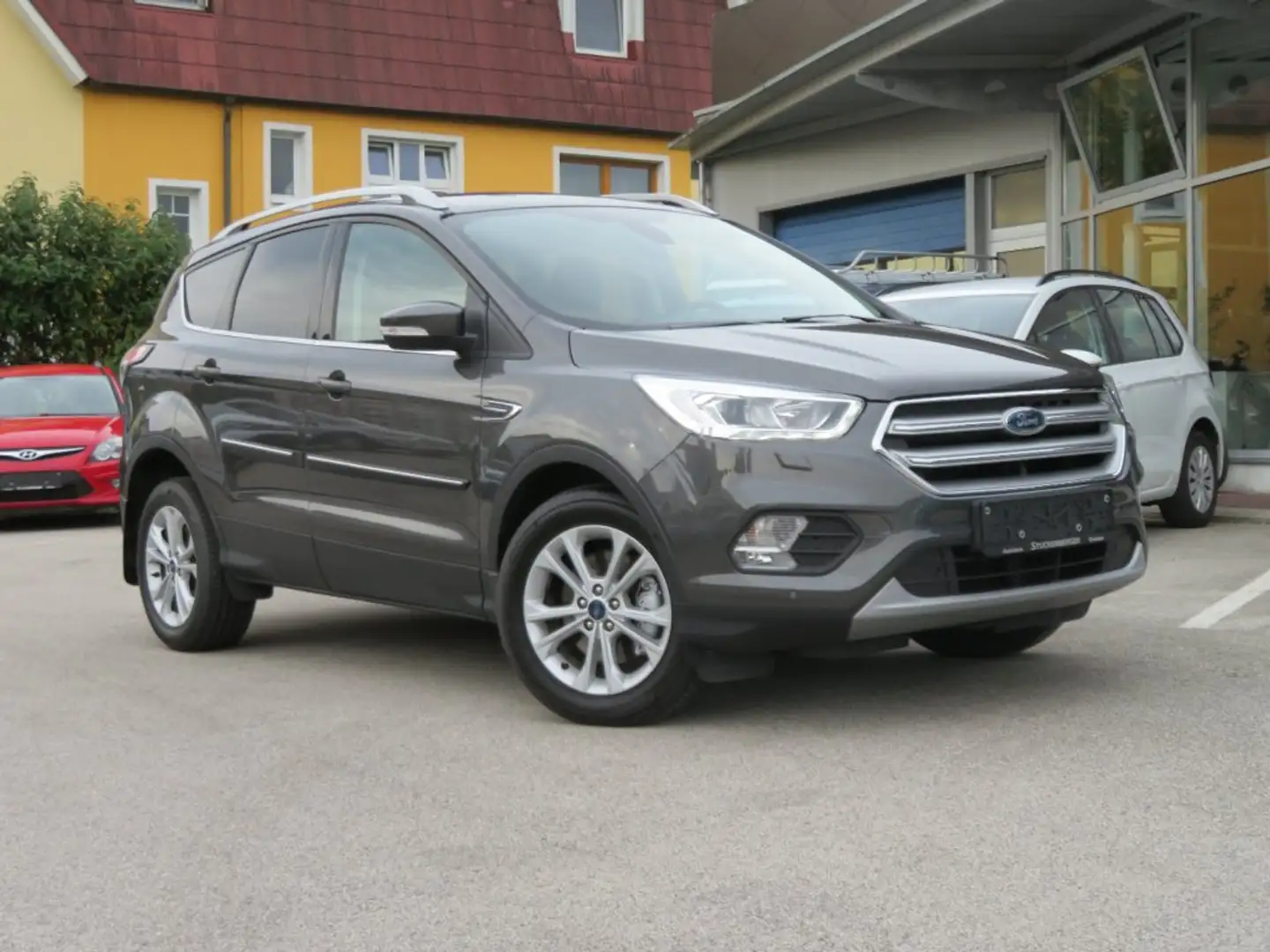 Ford Kuga 1,5 TDCi Titanium Automatik Grau - 1
