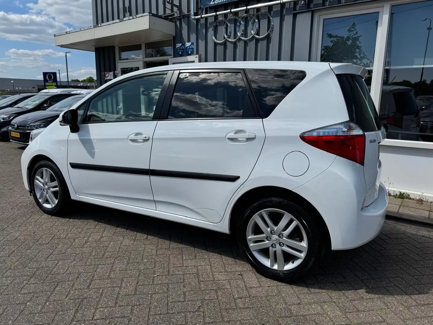 Toyota Verso-S 1.3 VVT-i Dynamic panoramadak Wit - 2