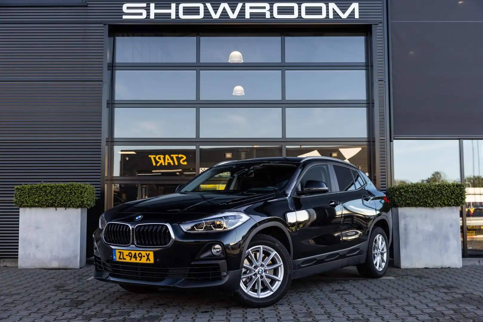 BMW X2 SDrive20i 2.0 motor, 192 PK, NL Auto, 1e Eigenaar! Zwart - 2