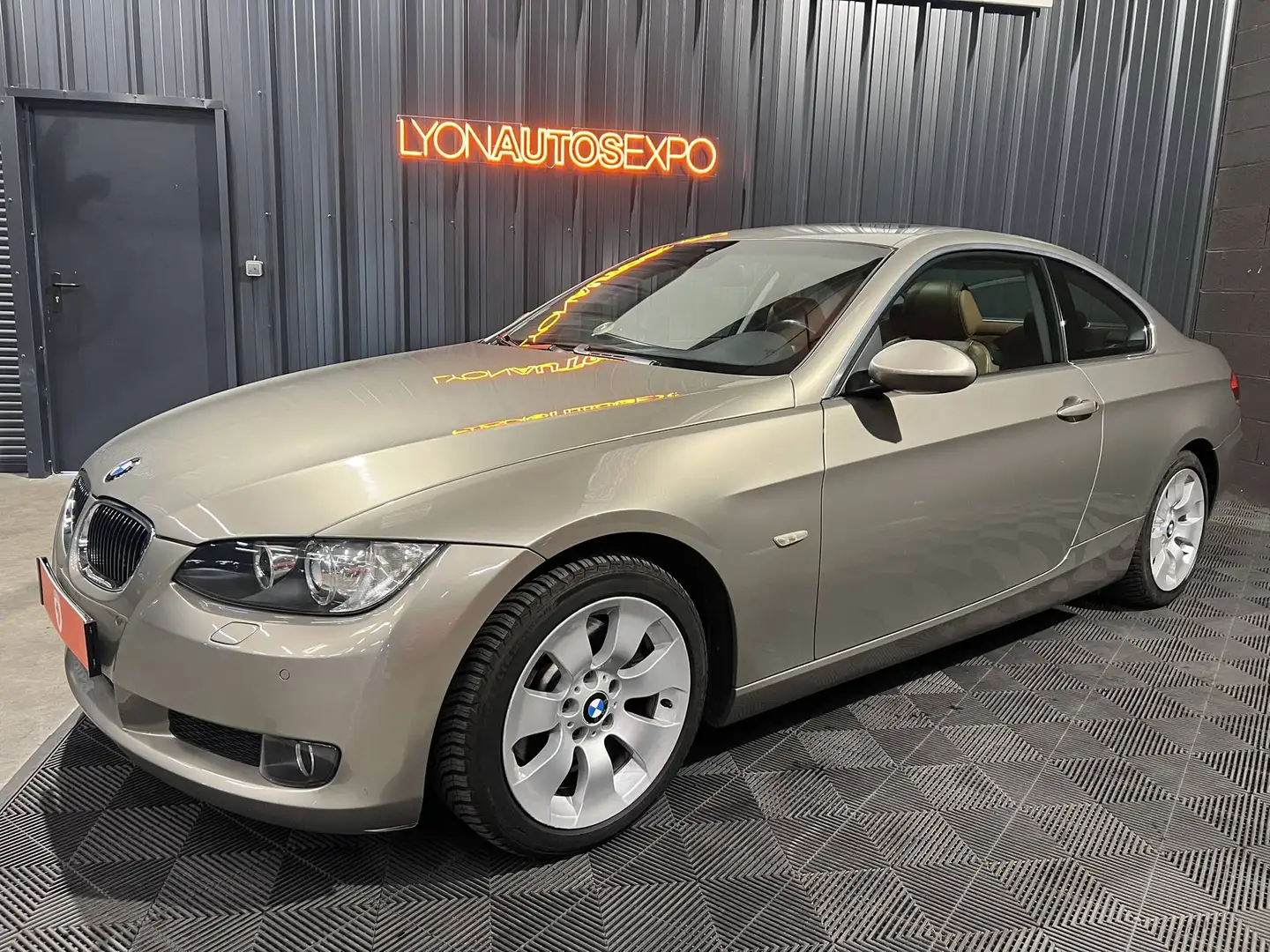 BMW 325 V (E92) 325iA 218ch Luxe - 2
