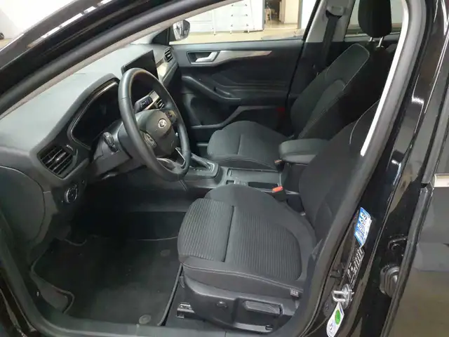 Ford Focus view 3