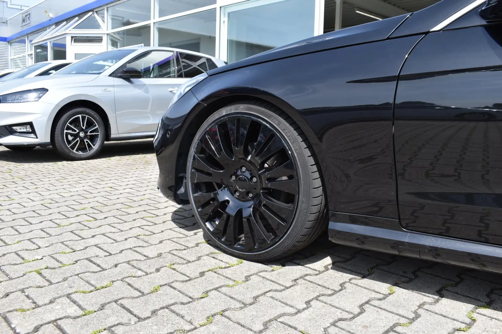 Mercedes-Benz E 250 CGI Coupé AMG Sportpaket LED Navi Black - 2