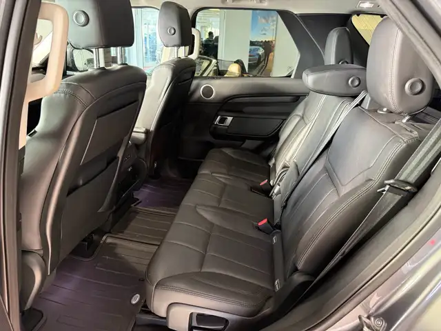 Land Rover Discovery view 10