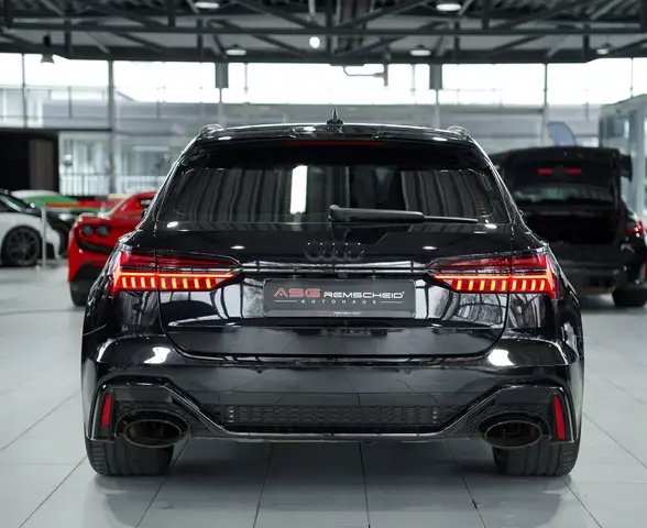 Audi RS6 Avant view 9