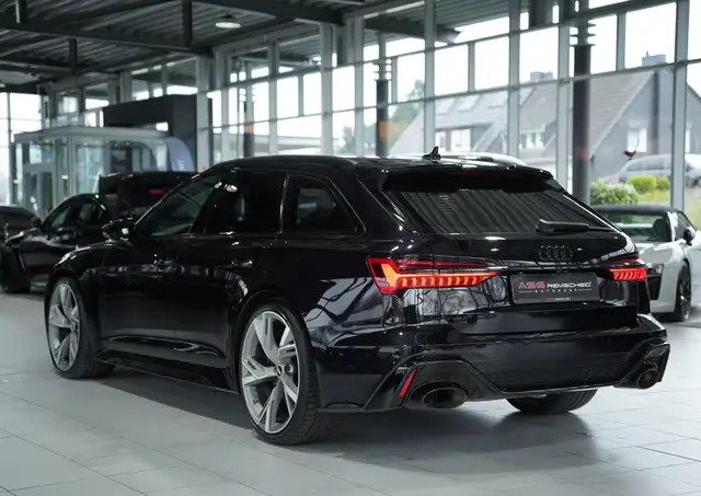 Audi RS6 Avant view 10
