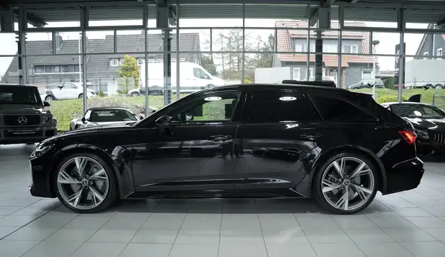 Audi RS6 Avant view 11