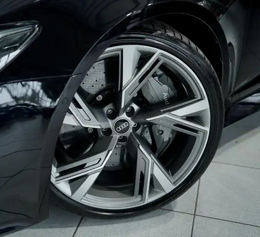 Audi RS6 Avant view 3