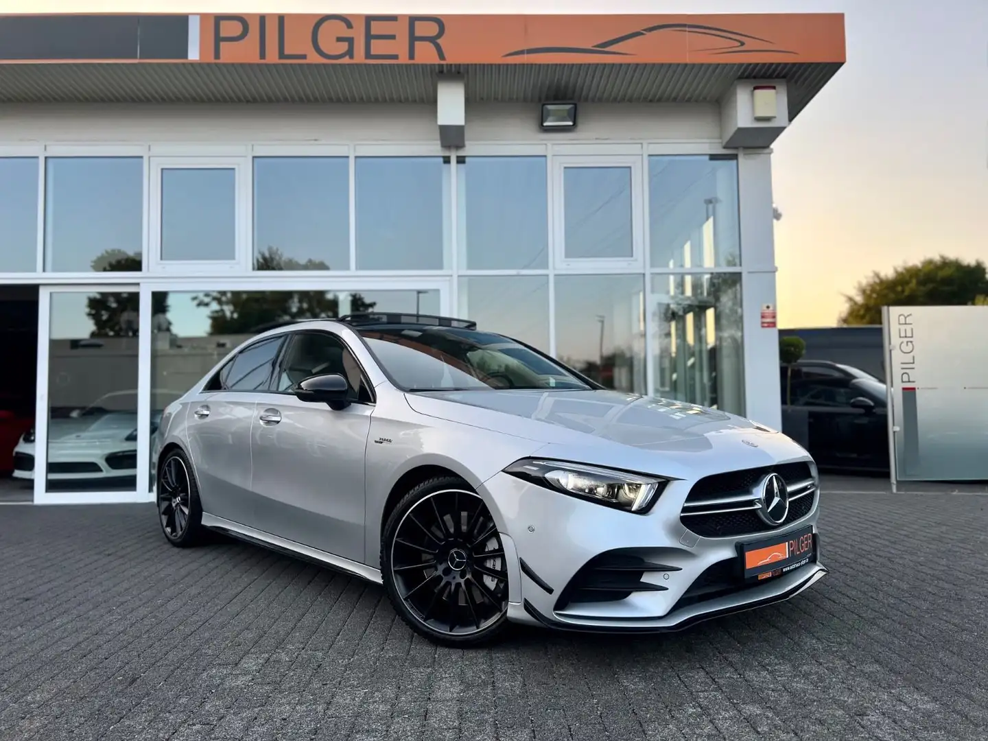 Mercedes-Benz A 35 AMG 4Matic*Aero*Pano*360*Night*ACC*LED Ezüst - 1