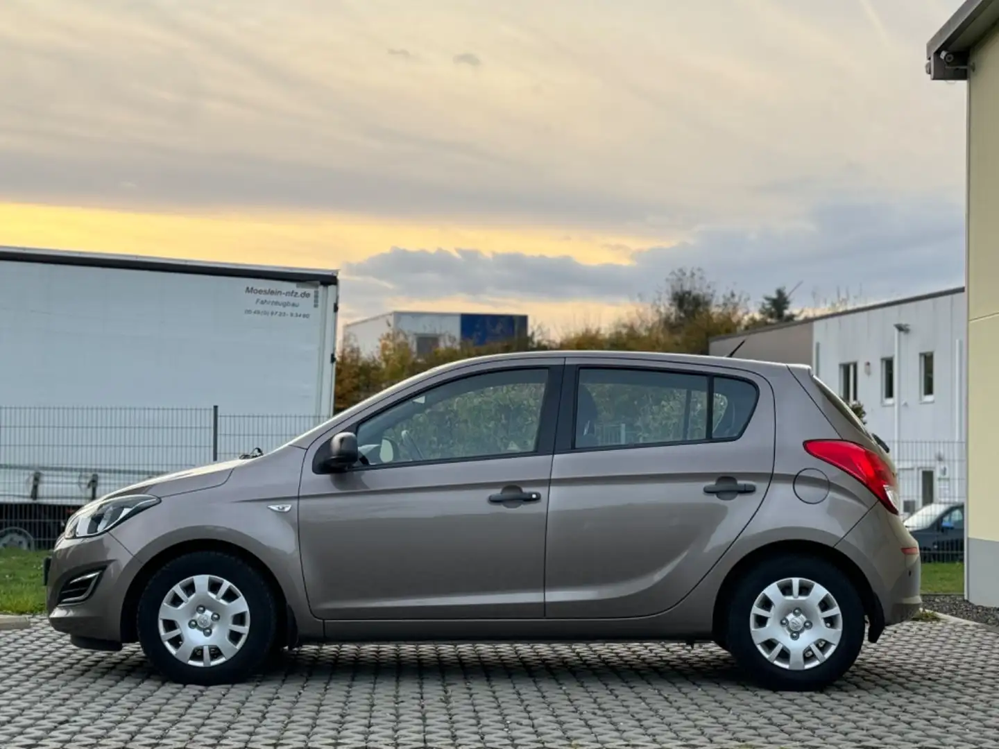 Hyundai i20 Trend*AUTOMA.*KLIMA*PDC*USB/AUX*TÜV NEU* Braun - 2