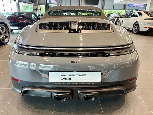 Porsche 911 view 4