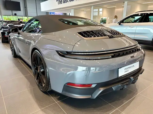 Porsche 911 view 3