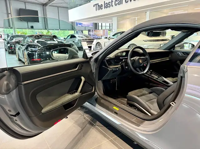 Porsche 911 view 8