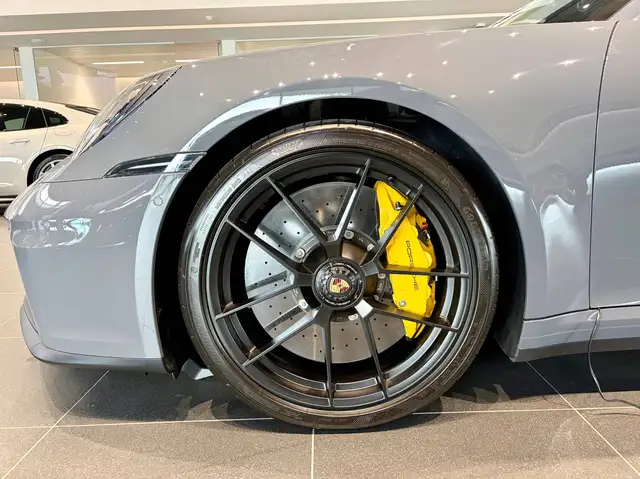 Porsche 911 view 5