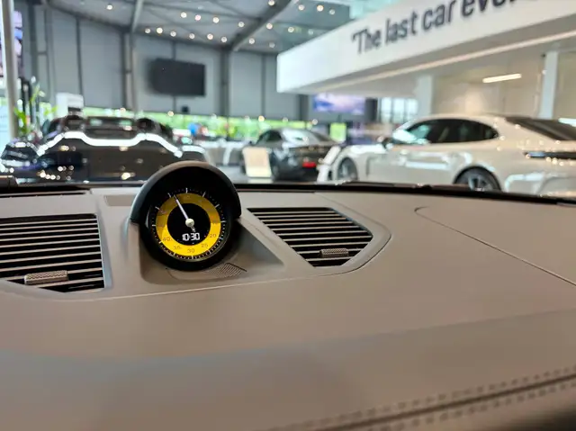 Porsche 911 view 19