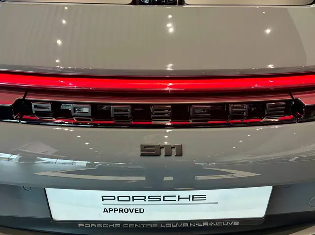 Porsche 911 view 7