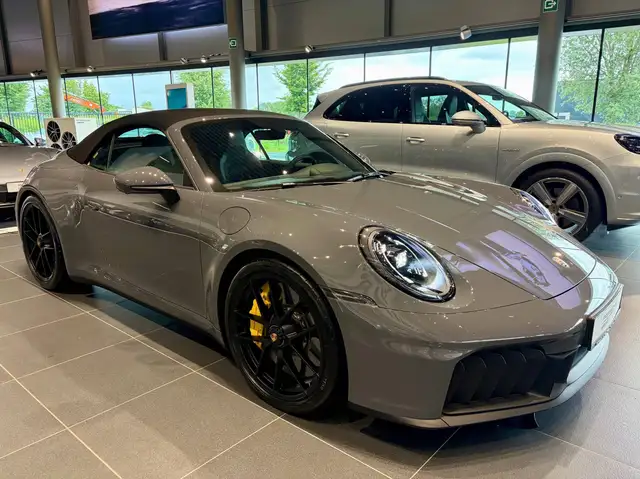 Porsche 911 view 6