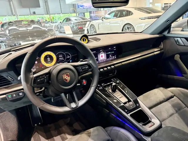 Porsche 911 view 11