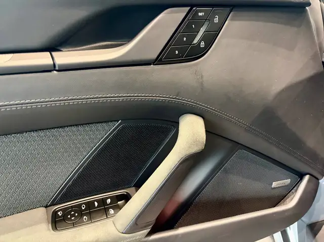 Porsche 911 view 10