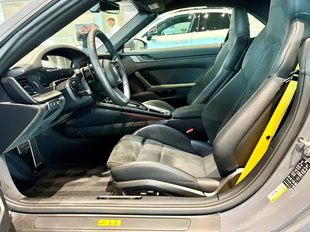 Porsche 911 view 9
