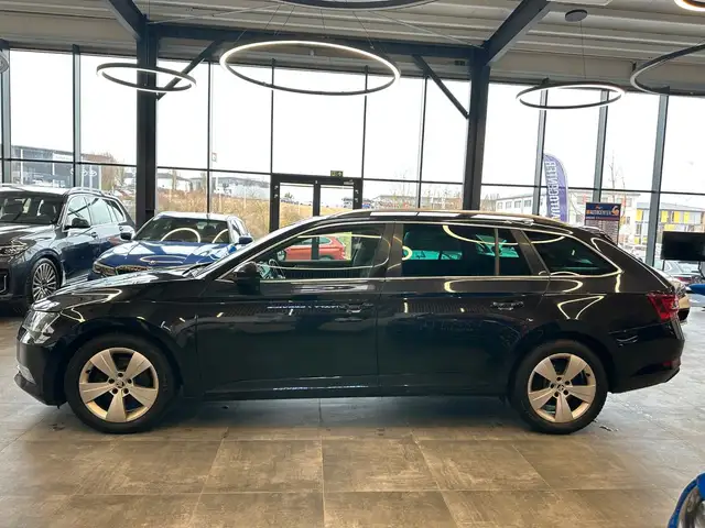 Skoda Superb view 5