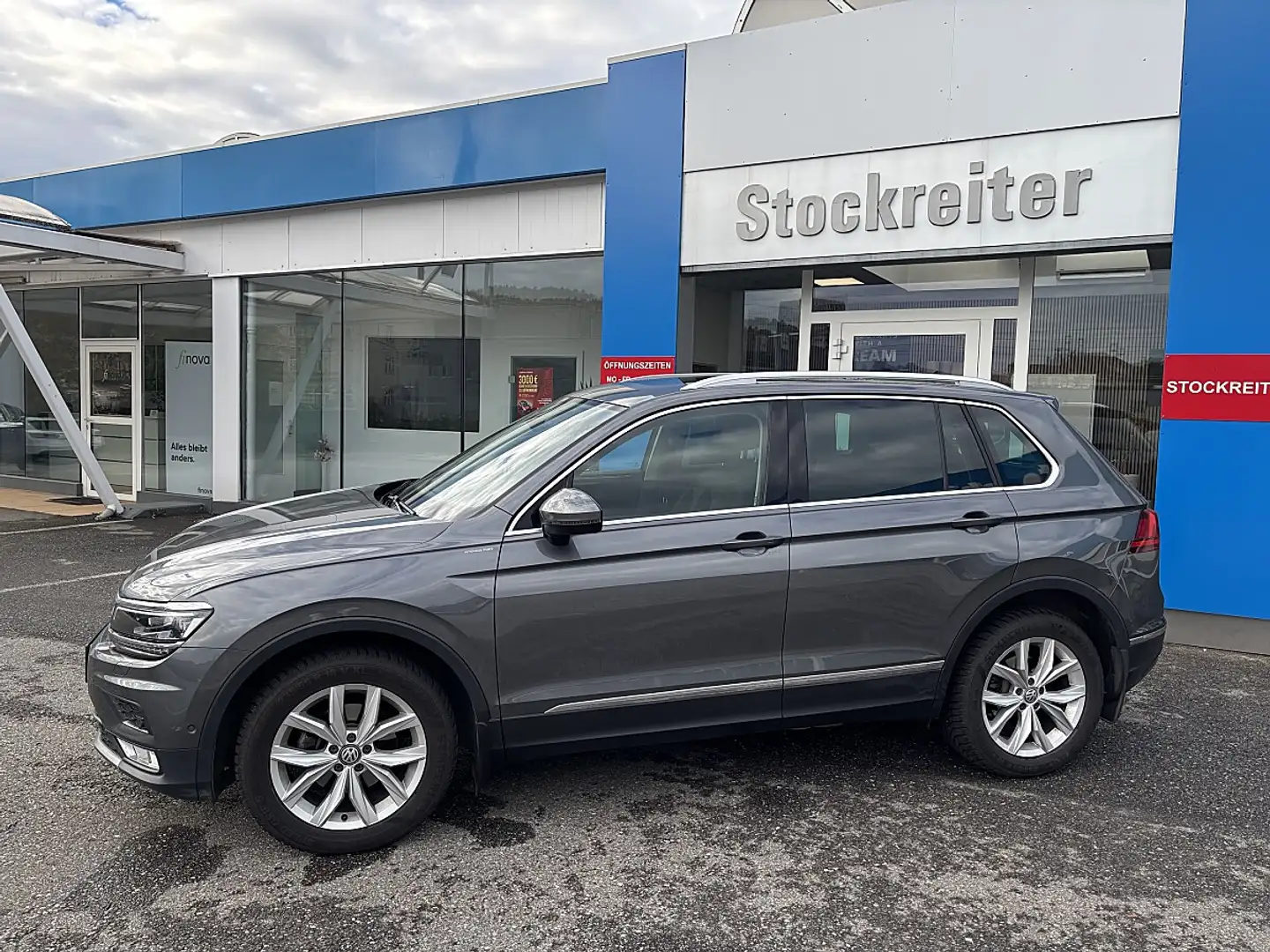 Volkswagen Tiguan 2,0 TDI SCR 4Motion Highline DSG*Panorama.*AHK*... Grau - 2