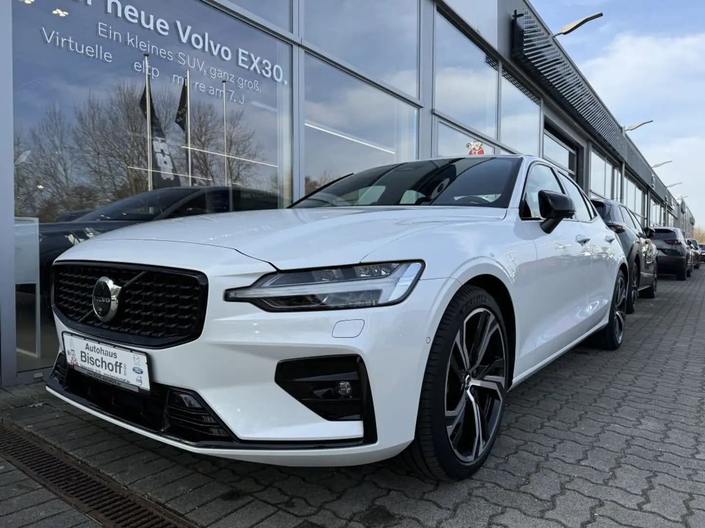 Volvo S60 B5 B AWD Ultimate Dark, B&W Soundsystem, White - 1