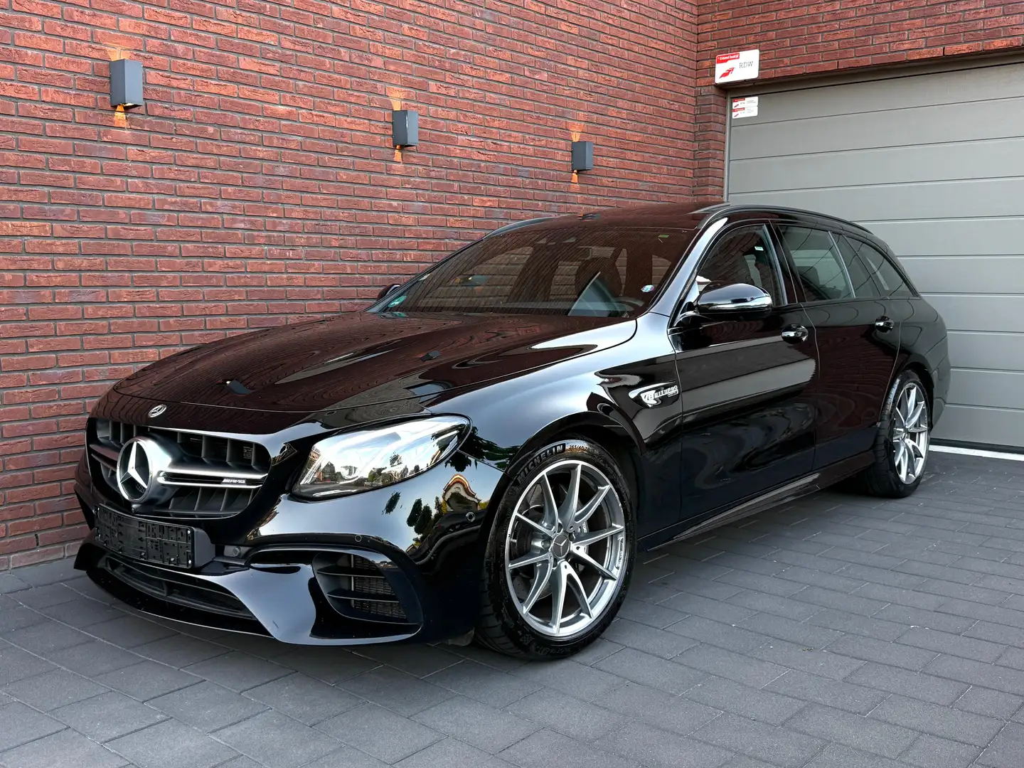 Mercedes-Benz E 63 AMG AMG 4Matic+ T 9G-TRONIC Zwart - 1