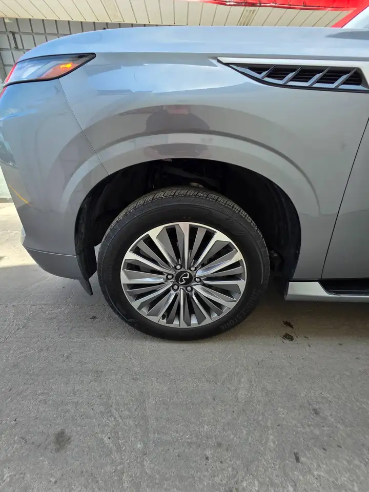 Infiniti QX80 снимка Infiniti QX80