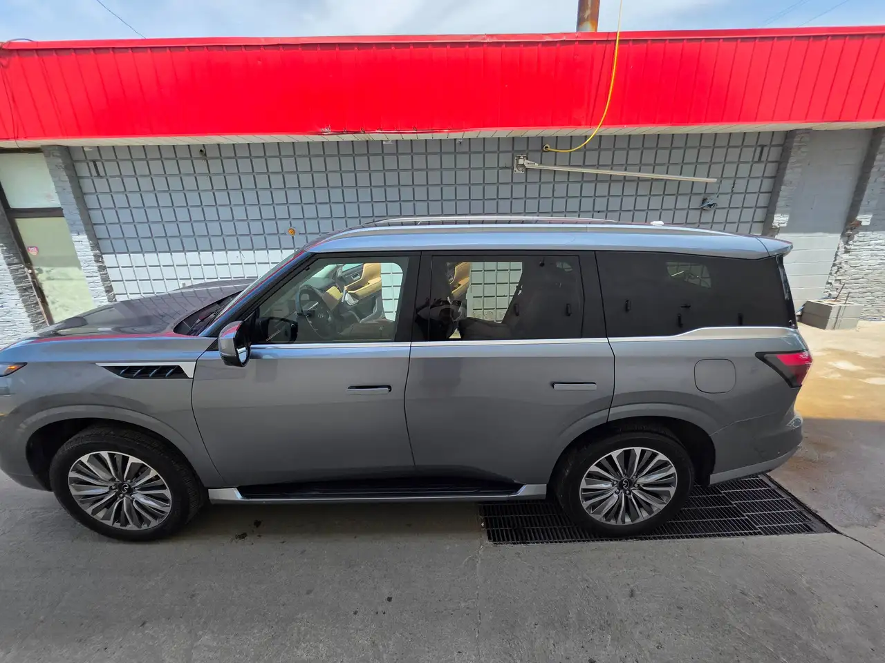Infiniti QX80 снимка Infiniti QX80