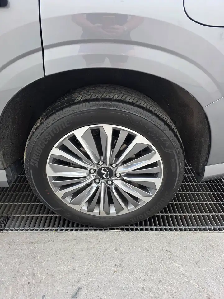 Infiniti QX80 снимка Infiniti QX80