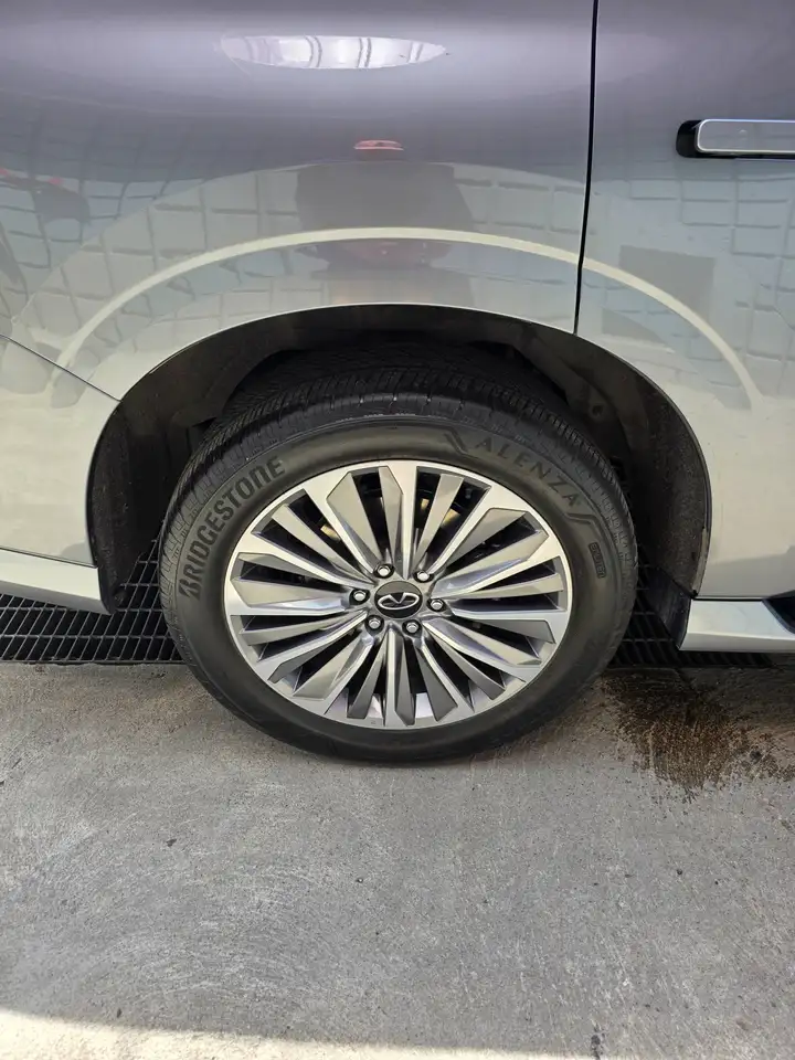 Infiniti QX80 снимка Infiniti QX80