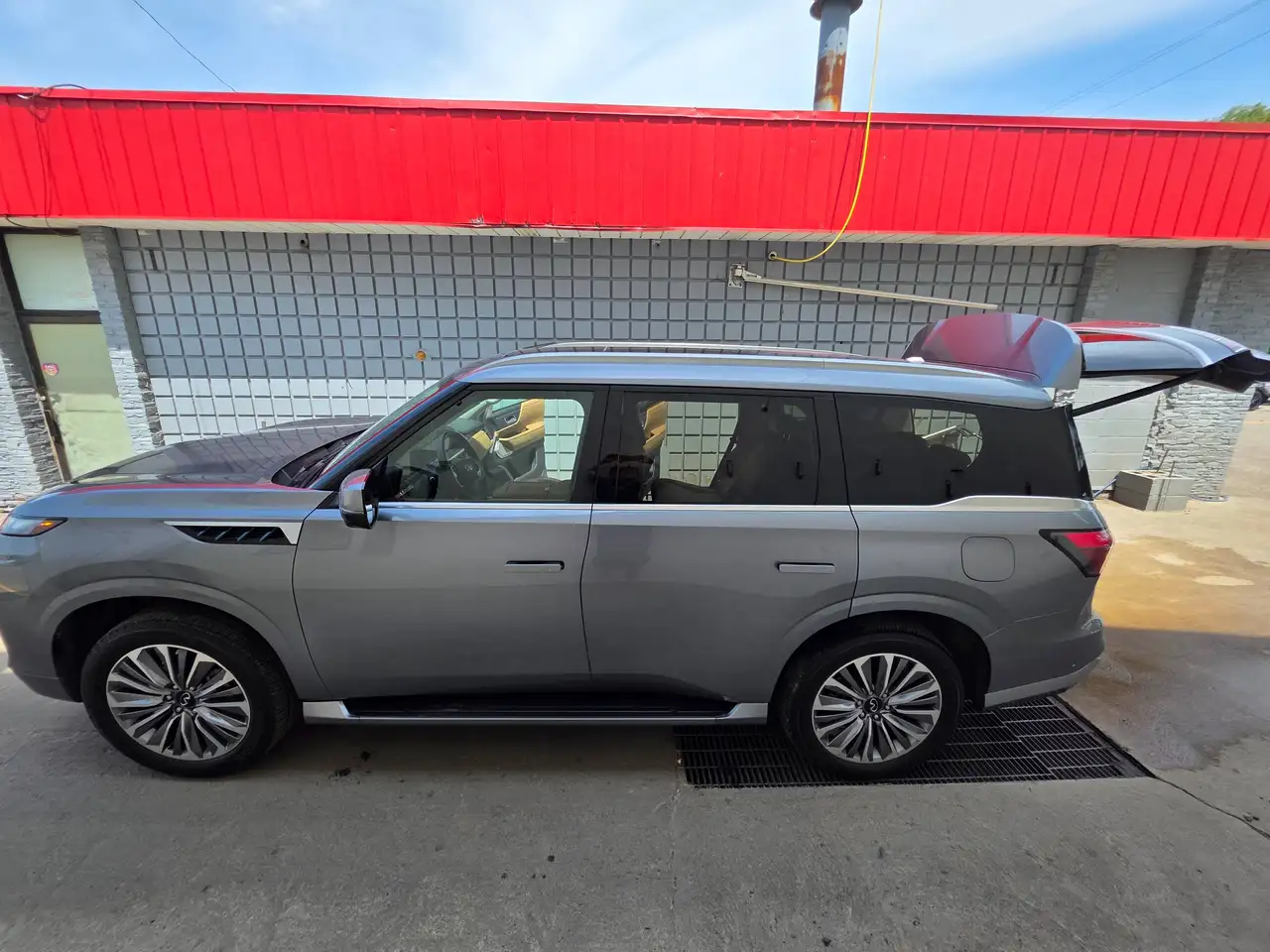 Infiniti QX80 снимка Infiniti QX80