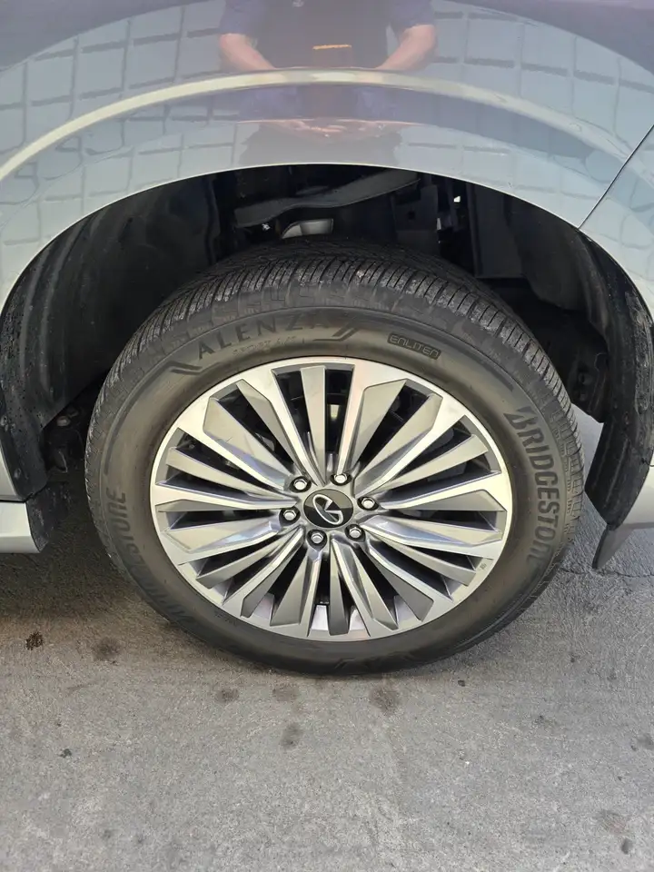 Infiniti QX80 снимка Infiniti QX80
