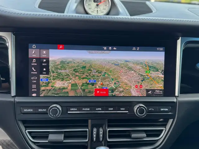 Porsche Macan view 10