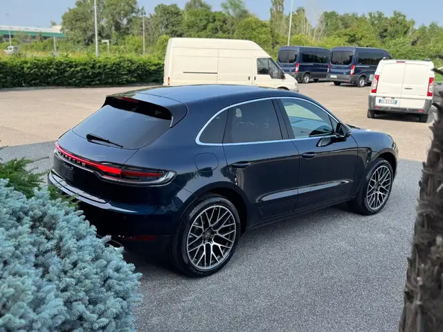Porsche Macan view 4