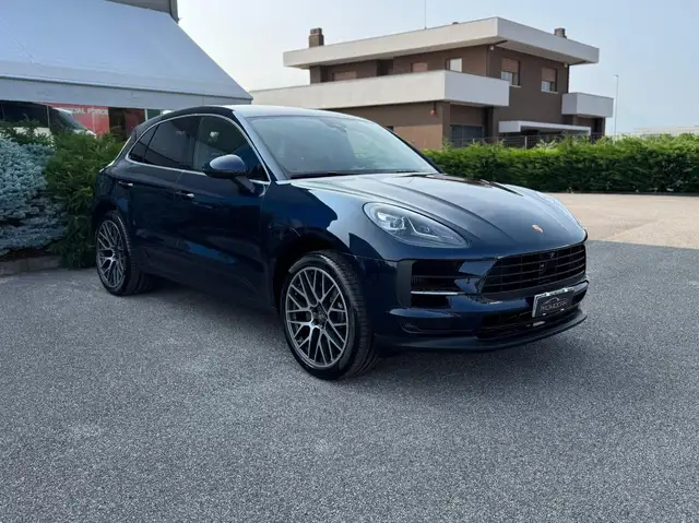 Porsche Macan view 3