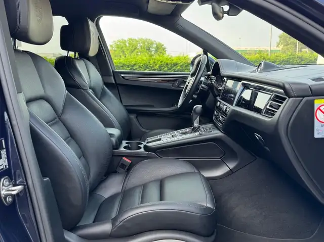 Porsche Macan view 12