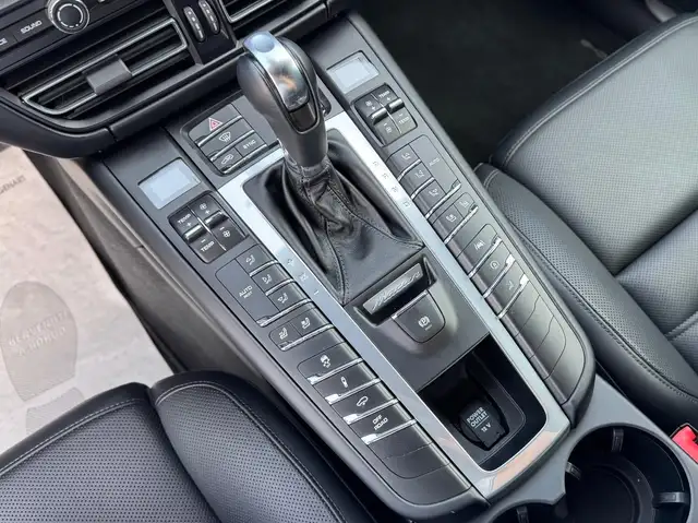 Porsche Macan view 11