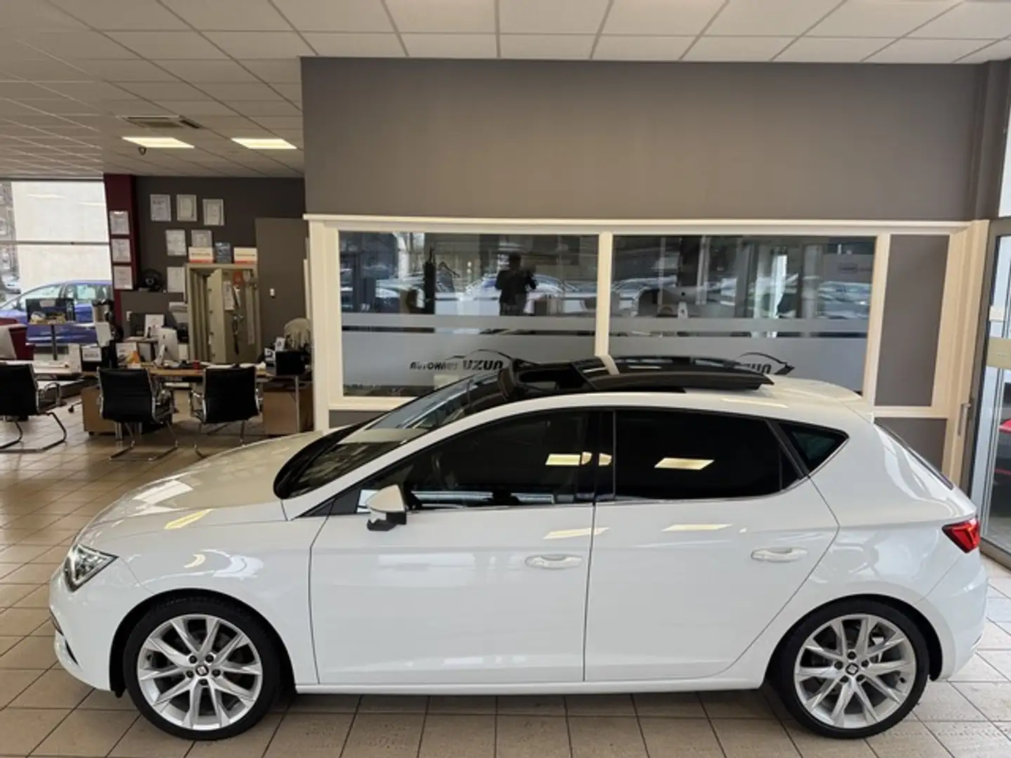 SEAT Leon FR 5 türig T-Leder Navi Panorama LED PDC Weiß - 1
