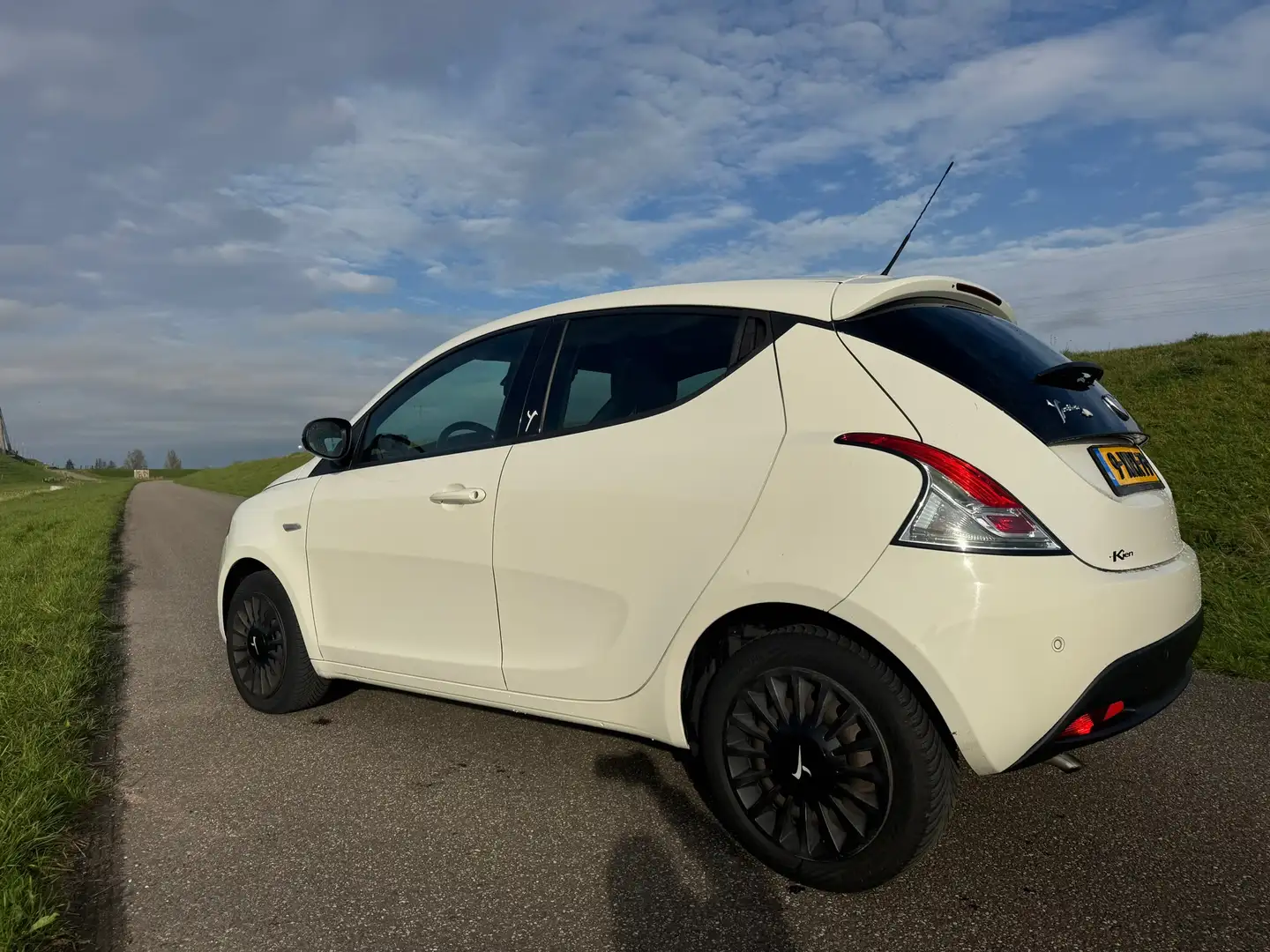 Lancia Ypsilon 0.9 TwinAir Elefantino Plus Wit - 1